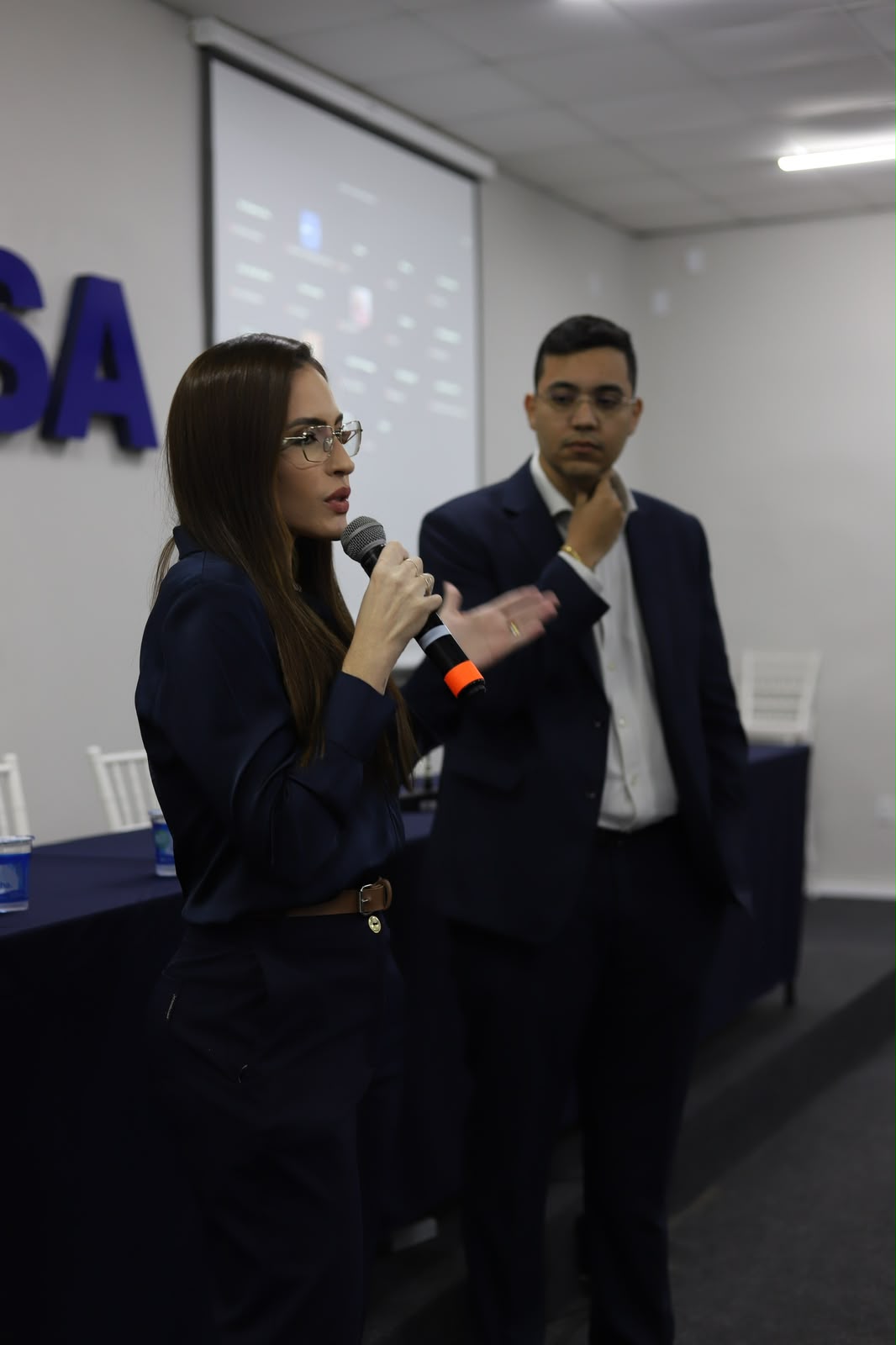 Dra. Stephany Quintanilha palestrando em evento institucional