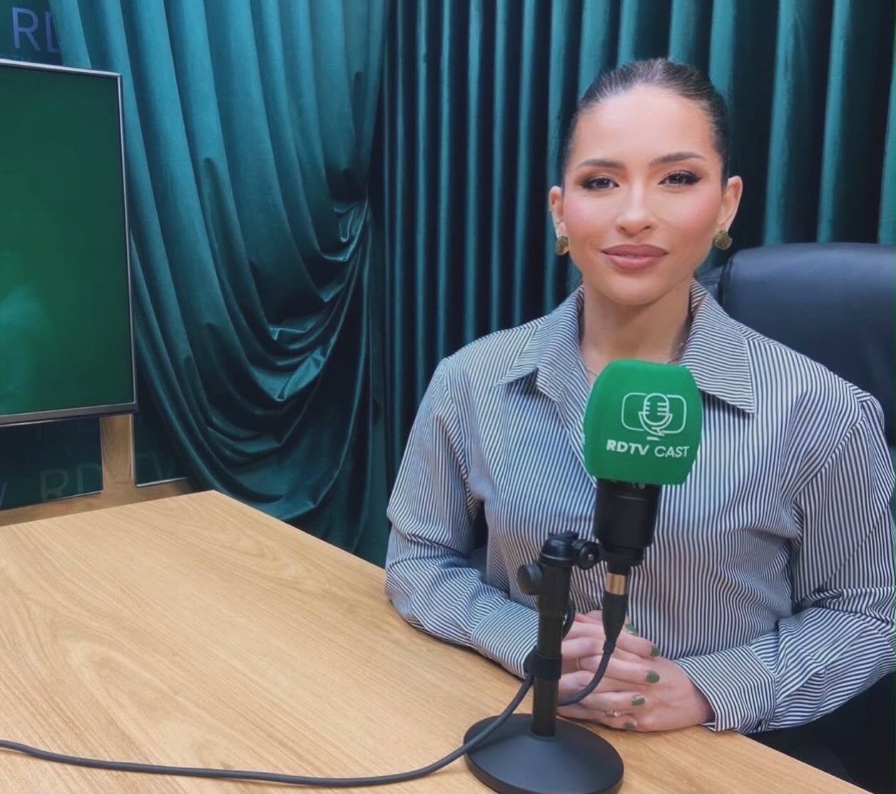 Dra. Stephany Quintanilha em entrevista no estúdio do RDTV Cast