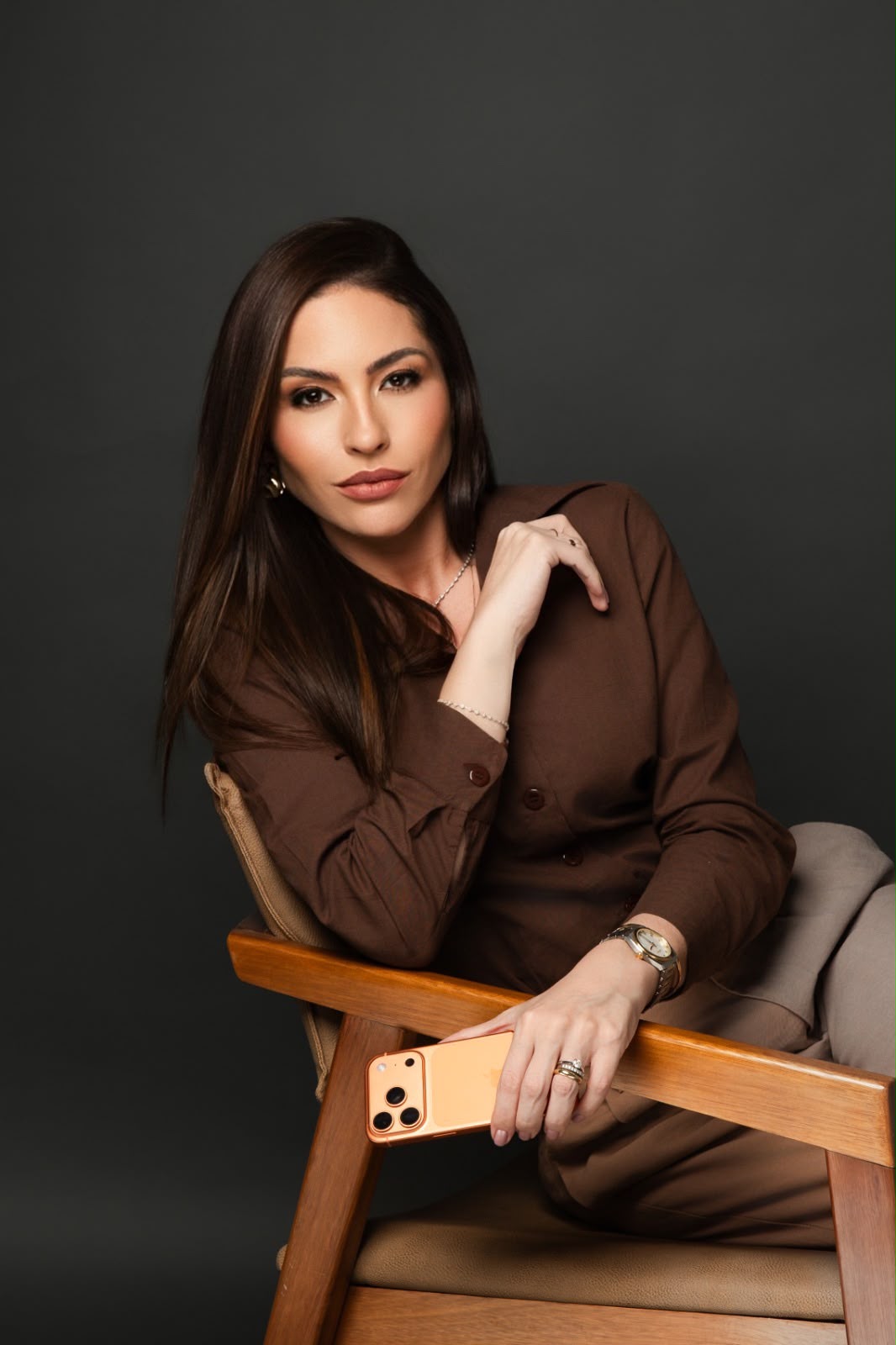 Dra. Stephany Quintanilha sentada, retrato de estúdio